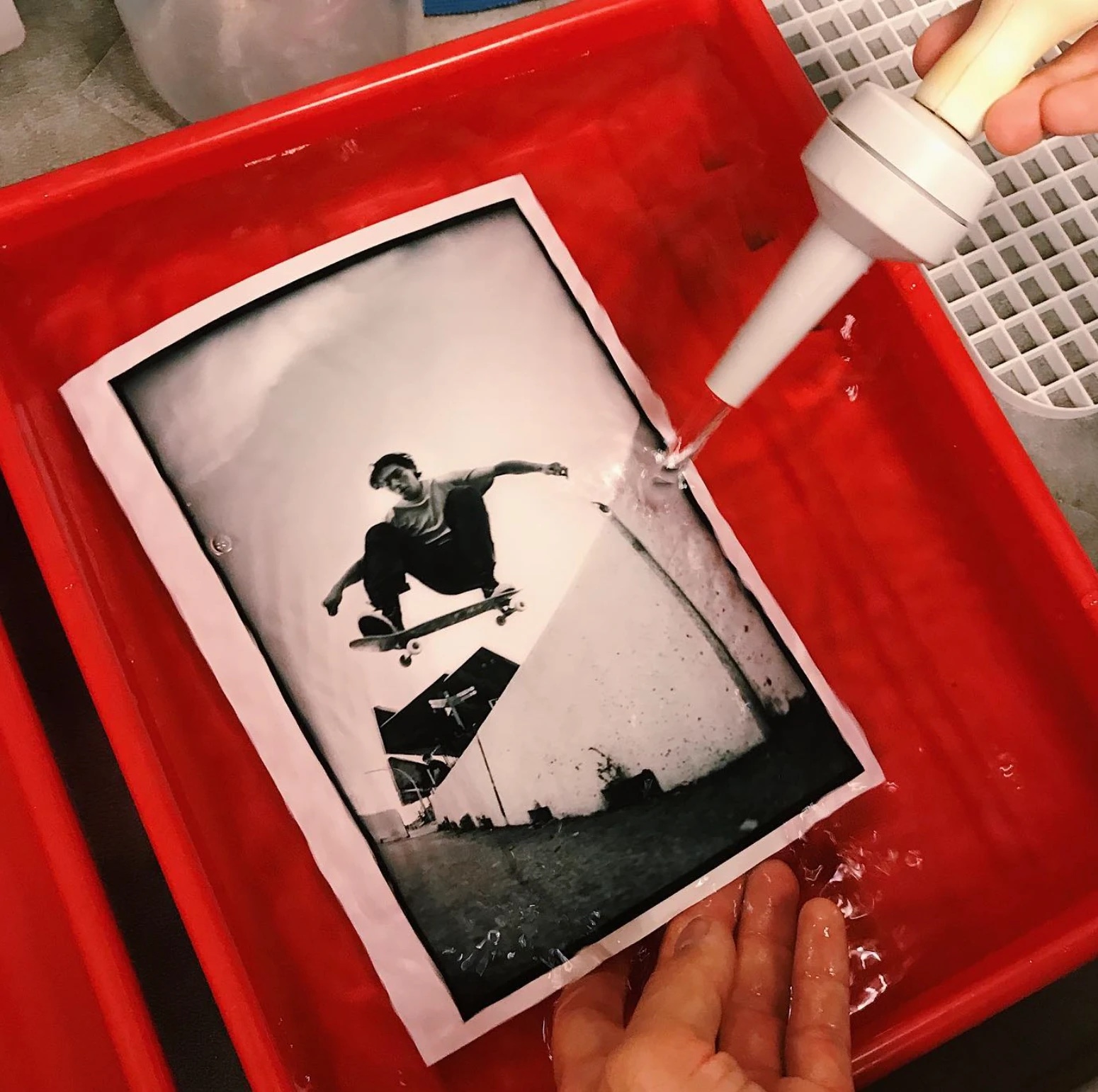 Lavado de una copia en el darkroom de Voilà